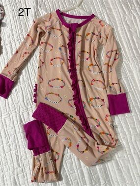 BAMBOO Pink Ruffle-Trim Footed Pajama Set with Multicolor Bead Rings